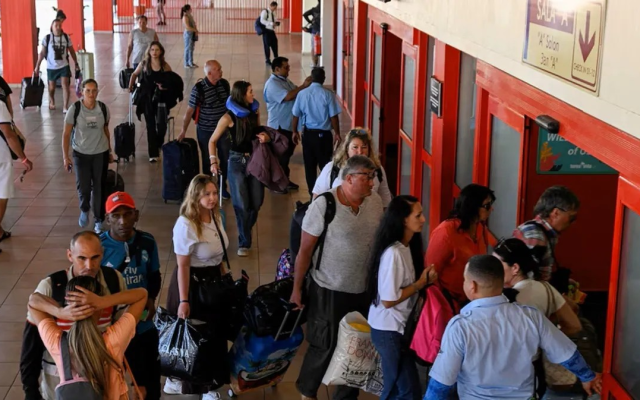 Turistas abandonan Cuba en medio de crisis de combustible