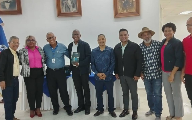 Presentan en San Cristóbal libro «El besamano»