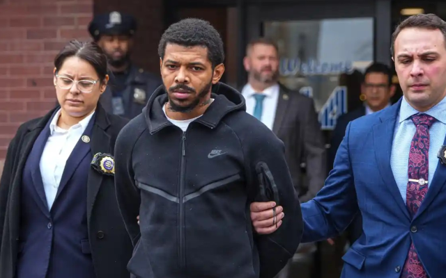 NY: Se entrega dominicano era buscado por asesinato Bronx