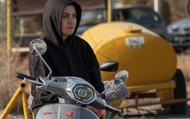 Irán autoriza entregar permisos a mujeres para conducir motos
