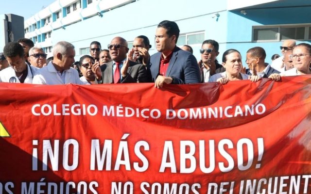 Médicos hicieron protesta este jueves frente a hospital infantil
