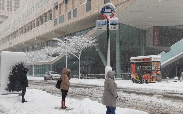 Tras tormenta con rasgos de huracán, NY espera más nieve
