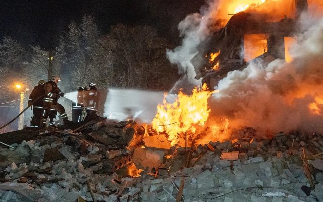 Oleada de misiles rusos golpea Ucrania y daña red transporte