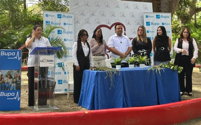 Huellas de Cambio de Bupa celebra espacio verde en escuela RD