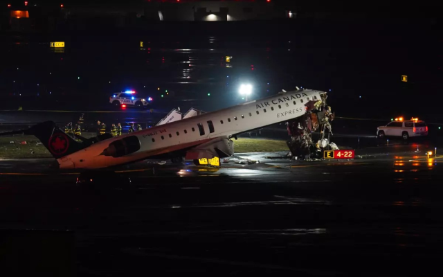 NY: Mueren pilotos en choque avión y un camión bomberos