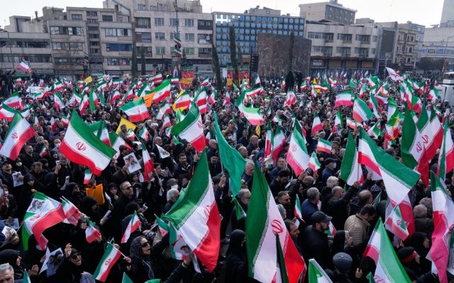 Multitudes abarrotan calles de Irán en apoyo al nuevo ayatolá