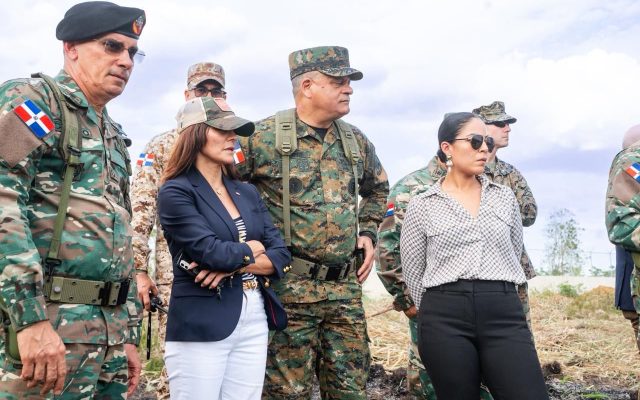 Ministro Defensa y Embajadora EEUU recorren zona fronteriza