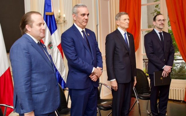 Abinader comparte con grupo dominicanos en ciudad de París