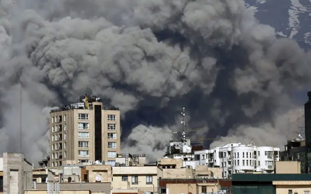 Siguen los bombardeos a Irán; EEUU dice destruyó 9 buques