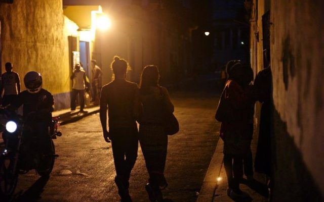 Cuba sufre tercer gran apagón en diez días; colapsa la red elèctrica