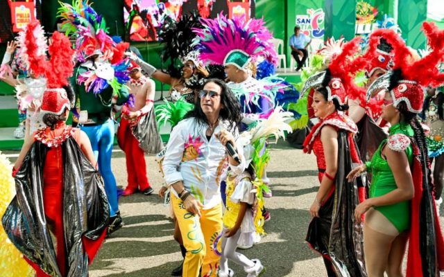 Carnaval de Santiago culmina con una jornada multitudinaria