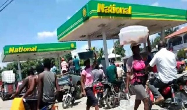 Hay filas en estaciones de combustibles en zonas Haití  