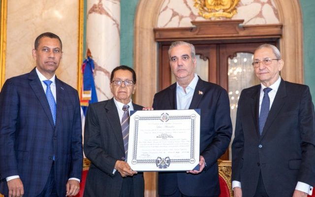 Reconocen a Orlando Martínez con Orden Duarte, Sánchez y Mella