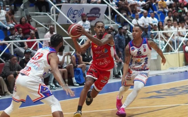 Cotorras del Gustavo y Sosúa Sharks en la final basket de PP