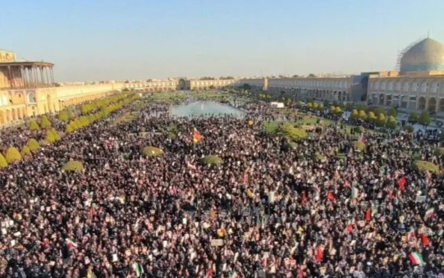 Miles de iraníes toman calles para llorar al ayatolá Jamenei