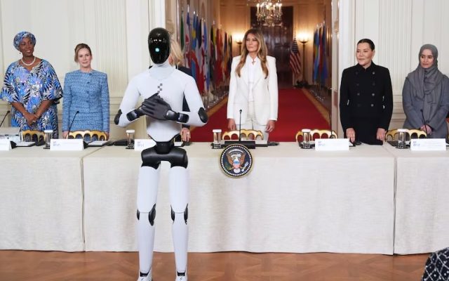 Melania Trump va con robot a cumbre con primeras damas