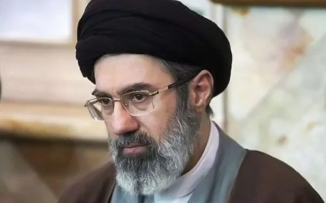 El nuevo líder supremo de Irán desafía a EU, pide cerrar Ormuz