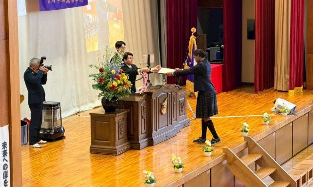 Voleibolista Ryni Mondesí se gradúa en High School en Japón