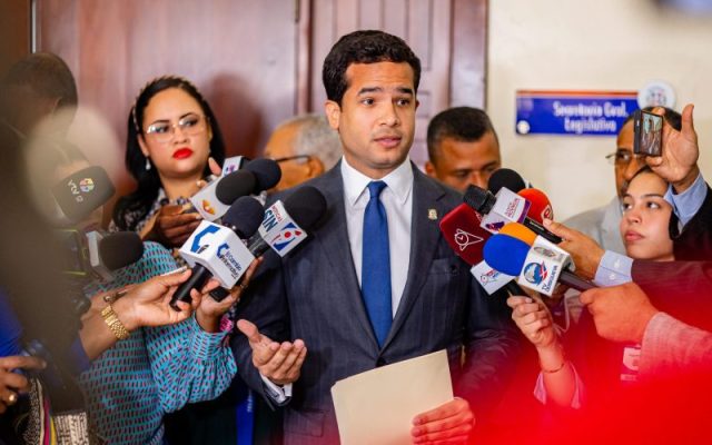 Dice 75 % de nuevos empleos provienen del sector público