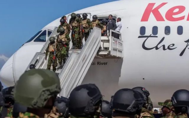 Regresan a Kenia 215 policías que estaban en misión en Haití
