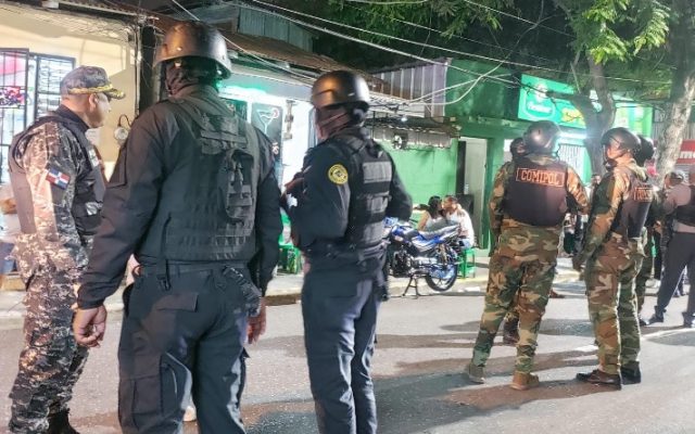 Policía investiga la muerte de 2 hombres a balazos en Santiago