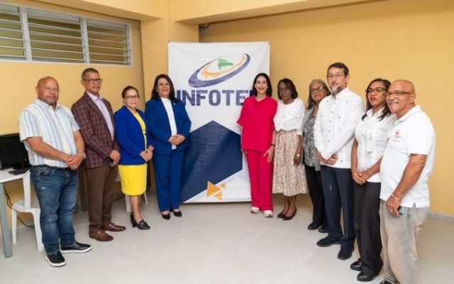 Primera dama inaugura aulas belleza e informática INFOTEP