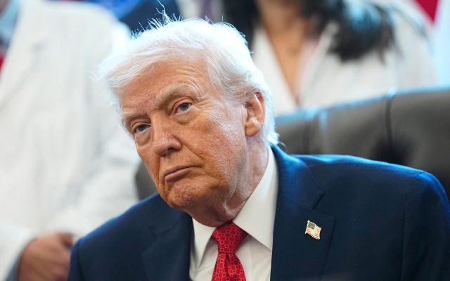 Trump «pospone» 5 días ataques a centrales de Irán