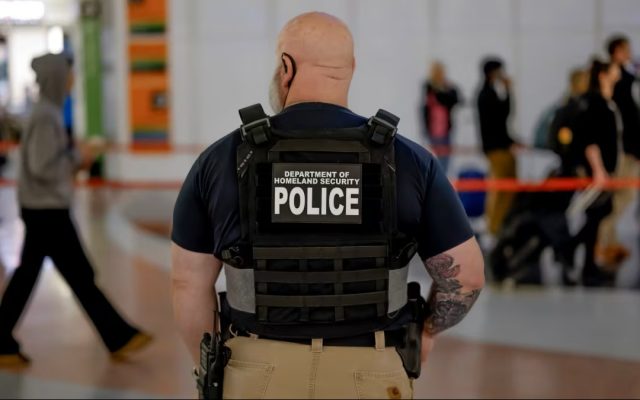 EEUU: Trump dice podría enviar agentes ICE a los aeropuertos