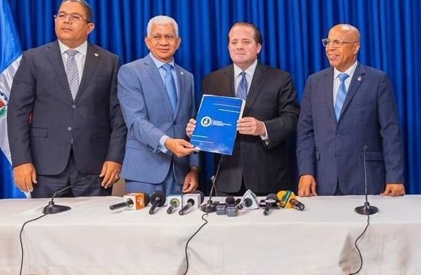 PRM presenta proyecto control de financiamiento de partidos