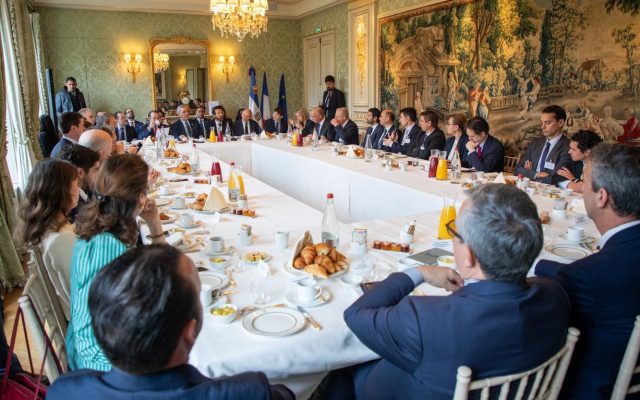 Abinader se reúne en Francia con interesados invertir en la RD