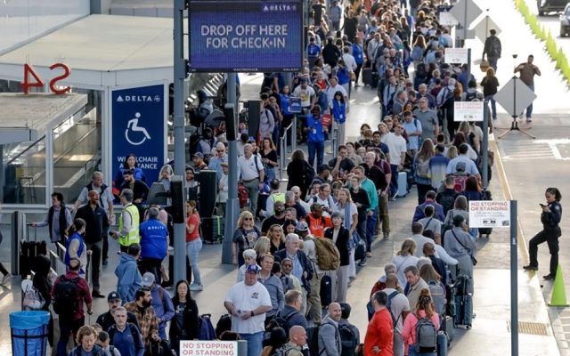 Agentes ICE desplegados en 14 aeropuertos de Estados Unidos