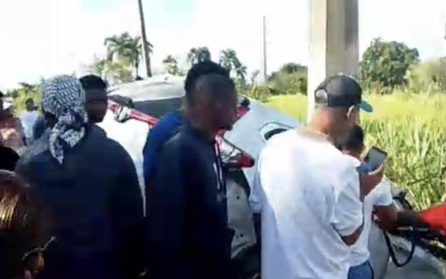 HIGUEY: Tres jóvenes muertos al chocar yipeta a poste de luz