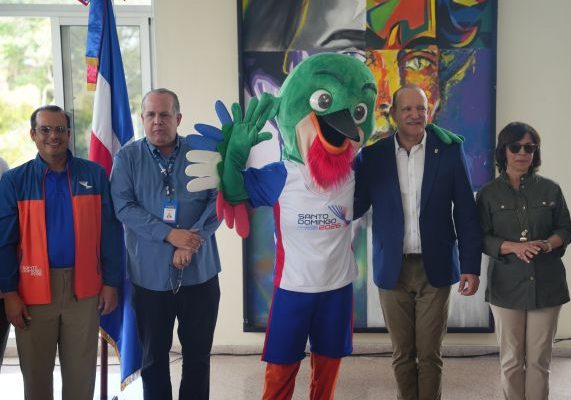 Alcalde de Santiago recibe la mascota de Centroamericanos