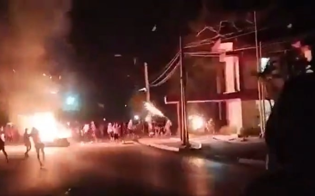 Manifestantes atacan la sede del Partido Comunista centro Cuba