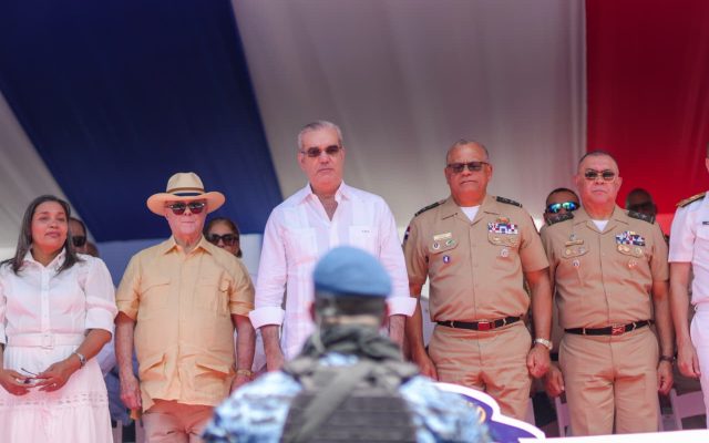AZUA: Presidente dominicano asiste a desfile por aniversario