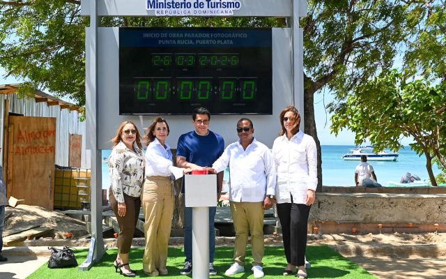 Ministro David Collado deja iniciada obra playa Punta Rucia