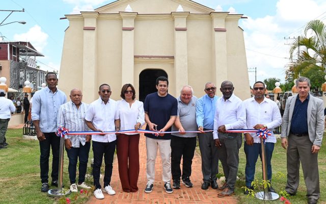Ministro Collado inaugura obras en dos templos de Monte Plata