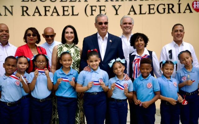 Presidente Abinader inaugura escuela básica en Los Guandules