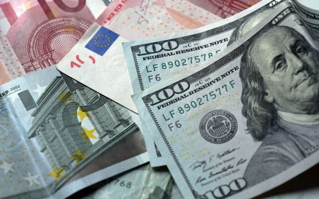 Dólar subió 33 centavos y euro 12; eran vendidos 60.25 y 71.95