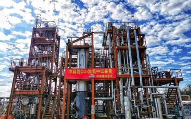 China implementa un tope al precio de los combustibles