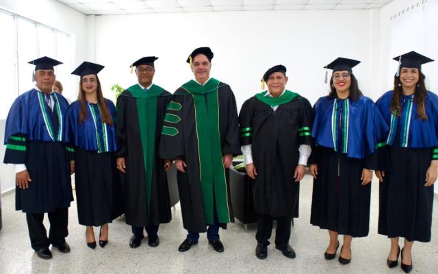 Presidente encabeza graduación Universidad ISA recinto suroeste