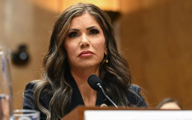 Trump destituye a la secretaria Seguridad Nacional Kristi Noem