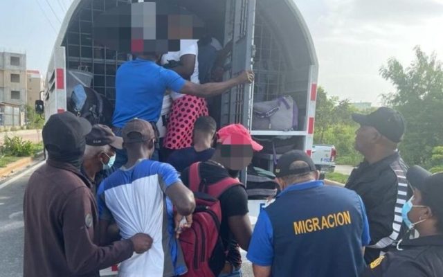 Migración deportó a casi mil haitianos ilegales en 24 horas