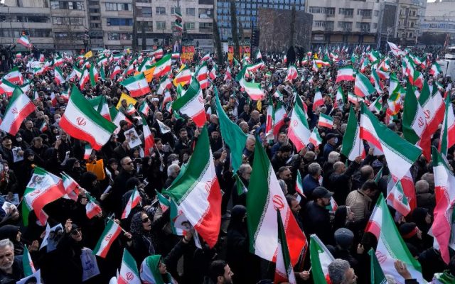 IRAN: Miles salen a las calles a respaldar nuevo líder supremo