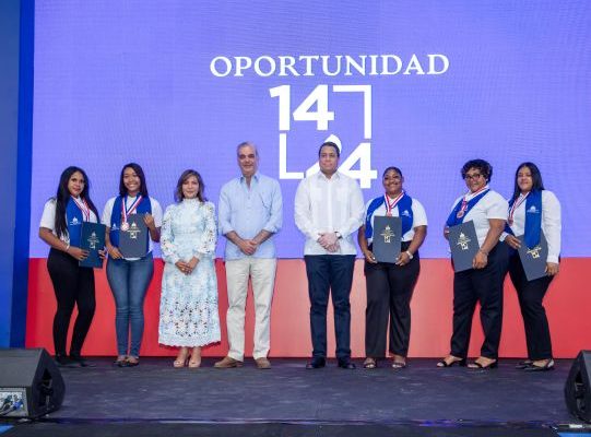 Abinader encabeza graduación programa Oportunidad 14-24