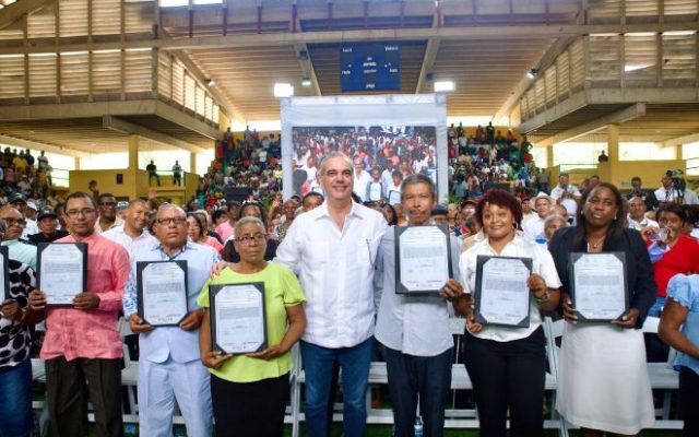 Abinader entrega 2,315 títulos propiedad en S. Pedro Macorís