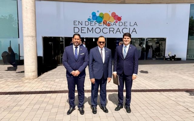 BARCELONA: R. Dom. asiste a cumbre en defensa democracia