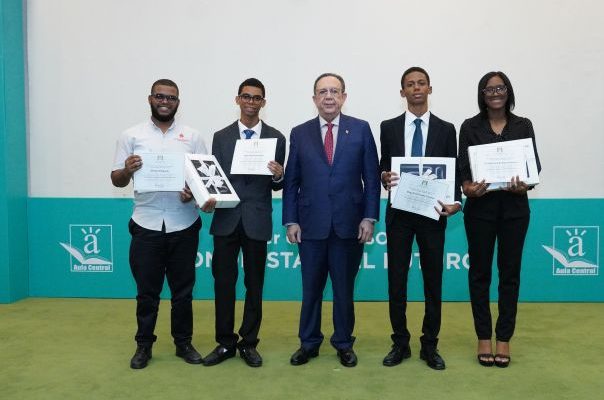 BCRD premia ganadores de los “Economistas del Futuro”