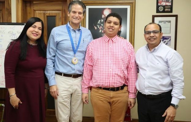 Mesa Diálogo Autismo otorgó medalla a Oscar Villanueva