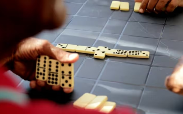 NY: El dominó, más que un juego, una costumbre que entretiene